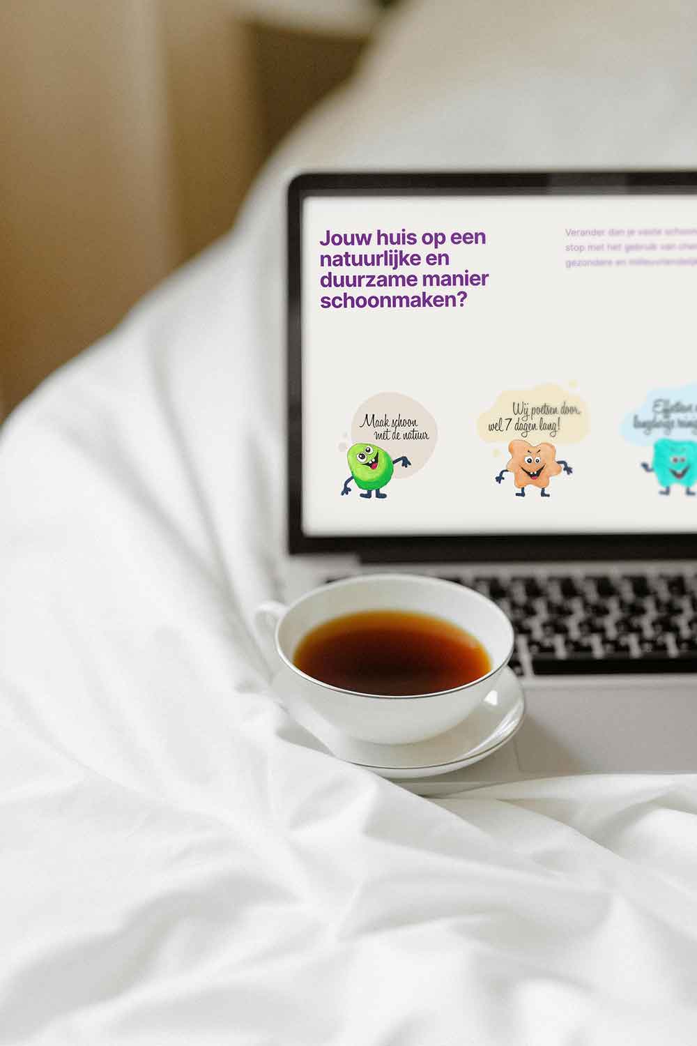 foto laptop met micro-organismen. kopje thee op laptop