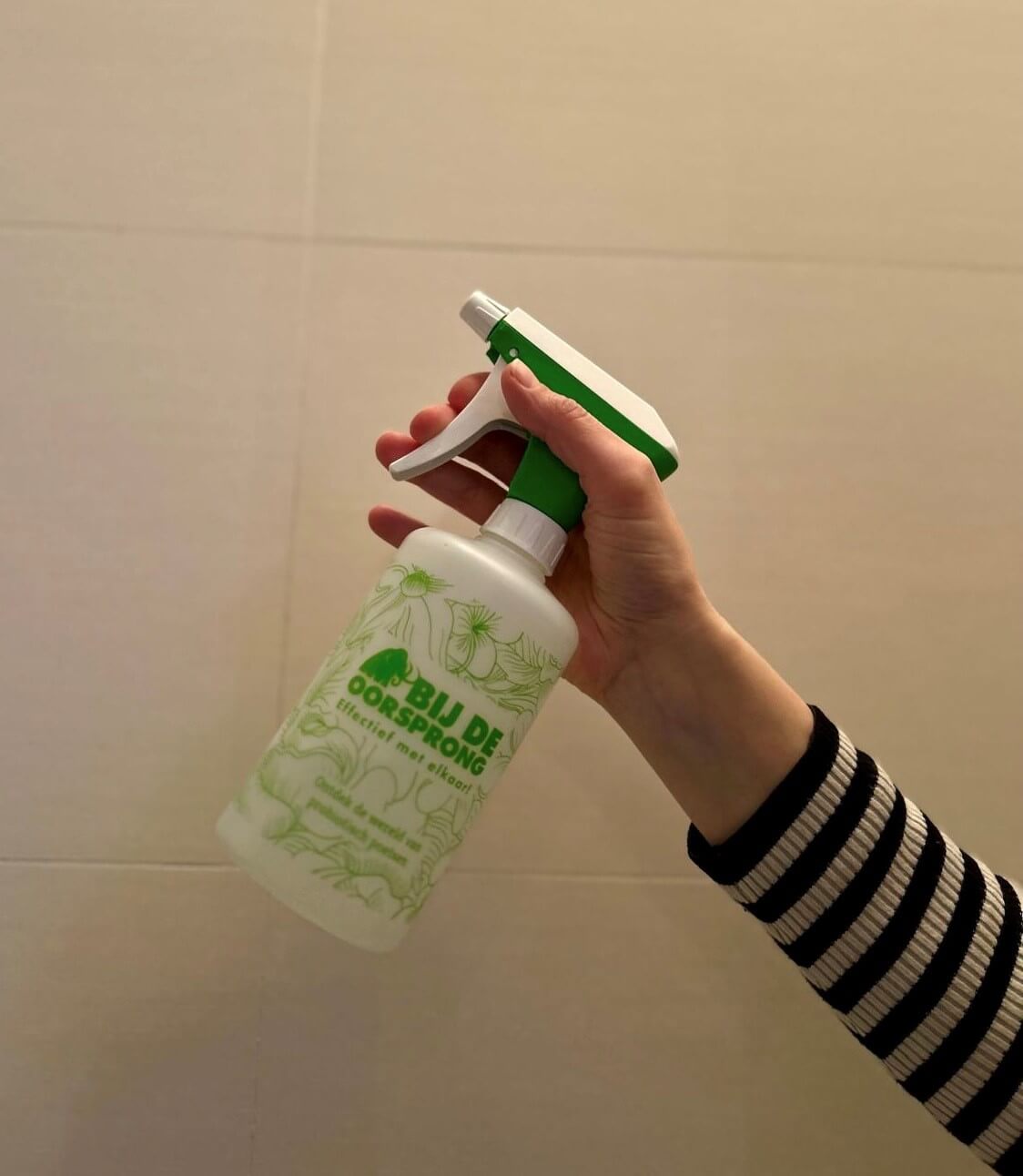 Duurzame sprayfles. Bij de Oorsprong spayfles. Sprayen. Groene sprayfles