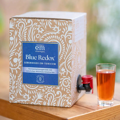 Blue Redox onze fermentatiedrank met bessensmaak. Blue redox is gemaakt op basis van water, positieve micro-organismen en verschillende soorten blauwe bessen.
Hierdoor bevat deze drank veel ingrediënten die jouw immuunsysteem kunnen ondersteunen.