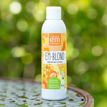EM-Blond opfrisser voor thuis. Dit is het kleine flesje  van 200 ml inhoud.
Door EM-Blond oplossing met positieve micro-organismen in de lucht te sprayen creëer je een positief leefmilieu in huis. Ook is EM-Blond perfect voor het verwijderen van nare geurtjes in bijvoorbeeld de koelkast, prullenbak en schoenen