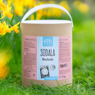 De grootverpakking van Sodala wassoda. In een handige kartonnen emmer van 3,5 kilo. Deze wassoda ook wel bekend als zuiver natrium carbonaat, zorgt voor natuurlijk schone was. Dit huishoudmiddel kan ook op veel andere plekken in huis worden ingezet bijvoorbeeld bij verbrande pannen, kookplaat of bij het schoonmaken van schoenzolen.