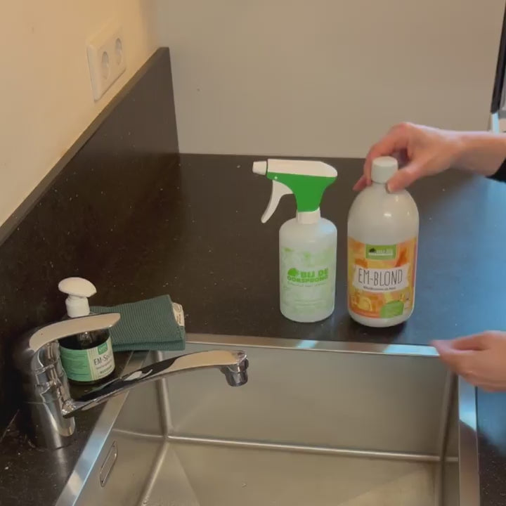 In deze video wordt er een instructie gegeven hoe je een EM-Blond oplossing maakt. Je gebruikt hiervoor de sprayfles gemaakt van 100% aardolievrije plastic.